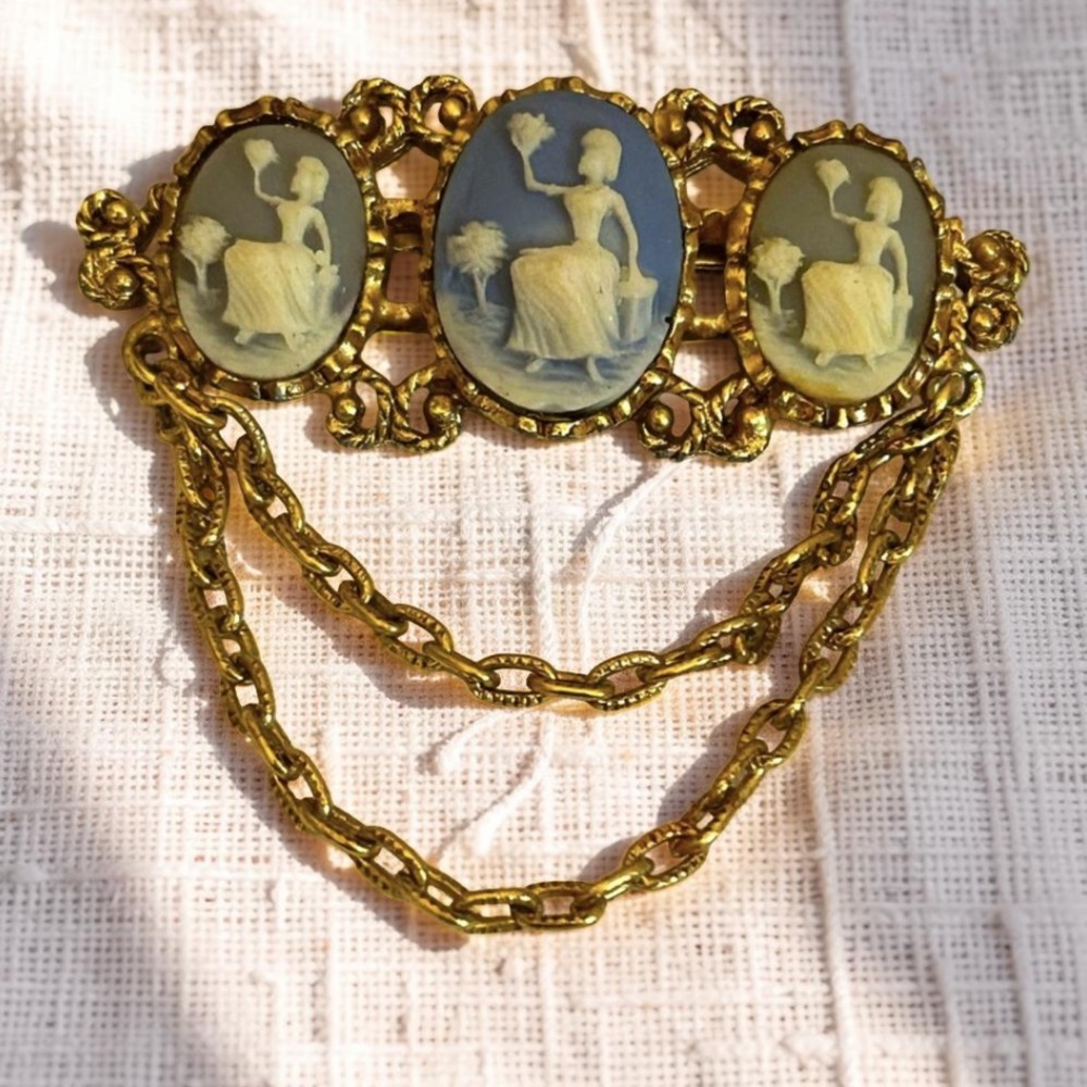 Vintage Gold Cameo Victorian Brooch